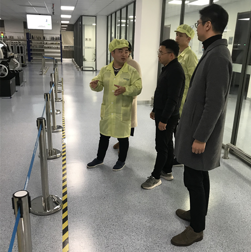 参观学生就业环境_副本.png