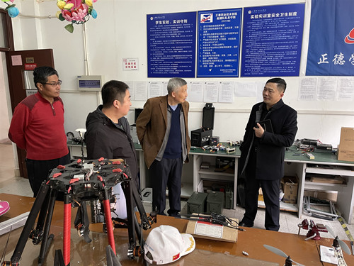 江爱华实地考察实训室_副本.jpg