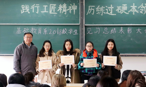 系主任杨卫东为励志奖学金获得者颁奖1.jpg