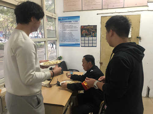 吃饺子门卫_副本.jpg